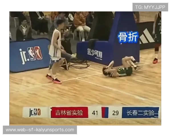 篮球少年空接失败摔趴